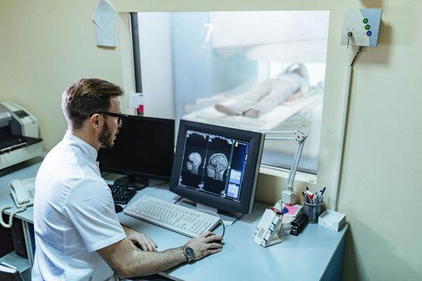 https://www.freepik.com/ רופא מבצע בדיקה למטופל במכשיר MRI במכון MRI פרטי
