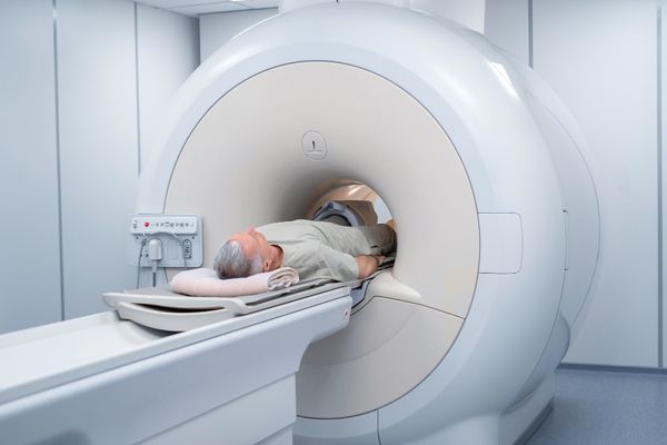 מטופל בבדיקת MRI במכון פרטי