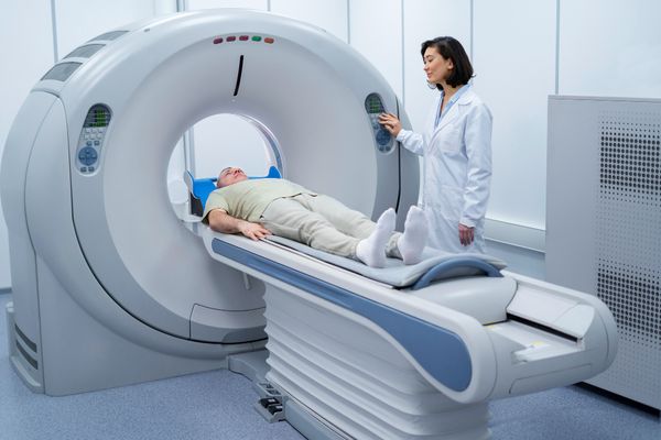 https://www.freepik.com/ מטופל מבצע בדיקת במכשיר mri פתוח