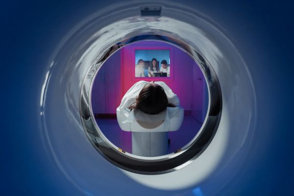 אישה מבצעת בדיקת MRI