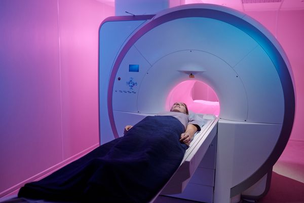אישה שוכבת במכונת MRI במהלך בדיקה